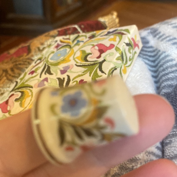 Vintage Ariane and thimble in old Avon box      NV - Picture 3 of 4